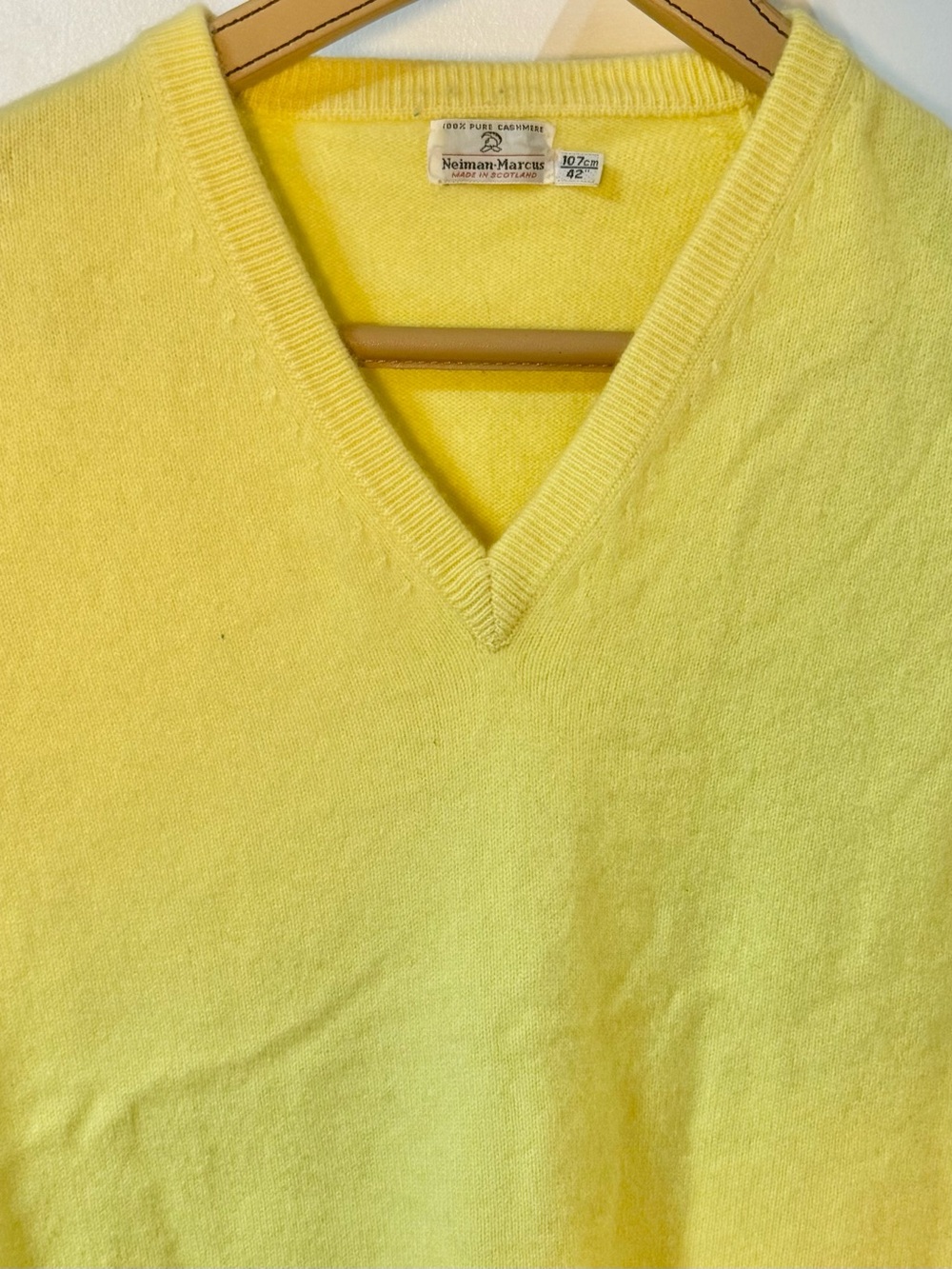 Neiman Marcus made in Scotland Lemon Yellow 100% Cashmere Knit vest size 42” - Picture 4 of 6